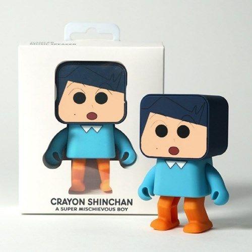 藍衣服佩戴的風間版本蠟筆小新藍芽音響，帶有跳舞及音樂功能，適合隨身攜帶。